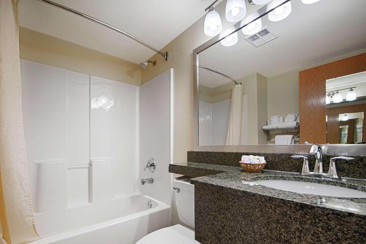1 Queen Bed Microwave and Refrigerator Sofa Bed High Speed Internet Accessible Full Breakfast (2 of 21)