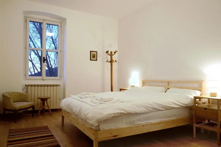 Room 2 of 10