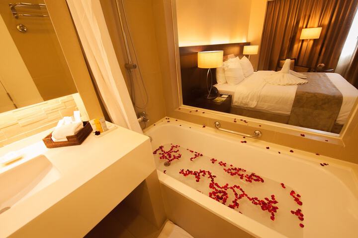 Room 4 of 104