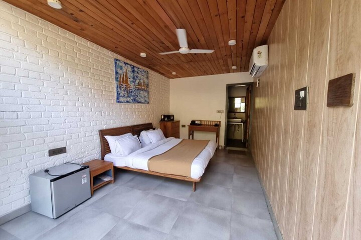Room 8 of 11