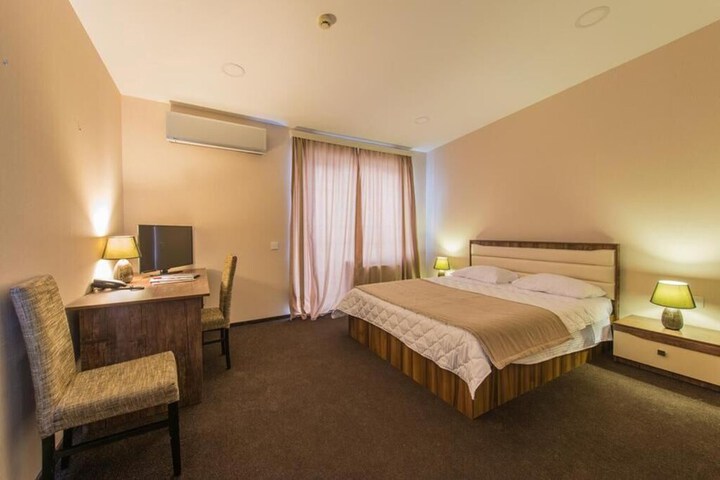 Room 5 of 16