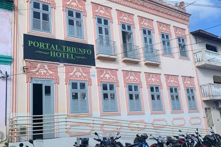Exterior of Hotel Portal Triunfo