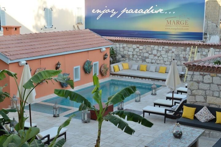 Hotel Pool