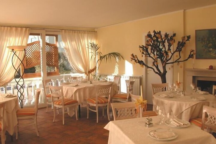 Dining 14 of 18