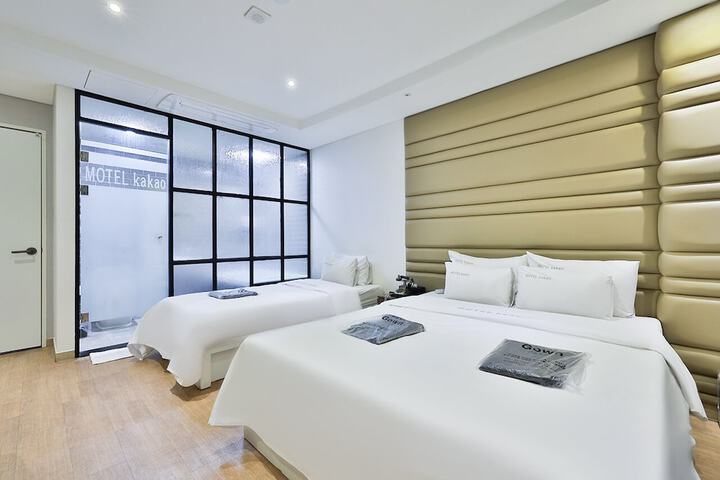 Room 21 of 34