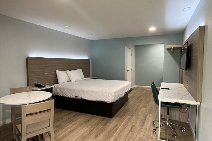 1 King Bed (3 of 10)
