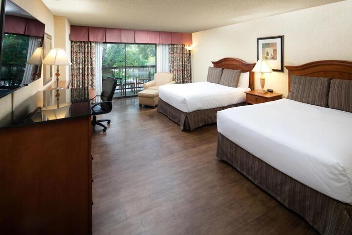 1 Queen Bed (3 of 18)