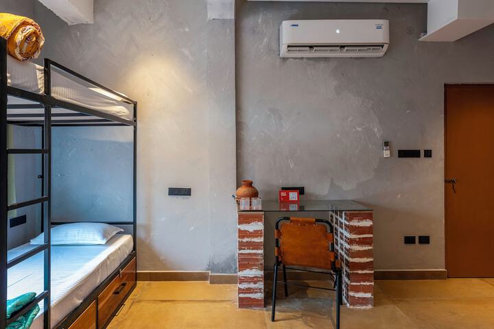 Room 9 of 37
