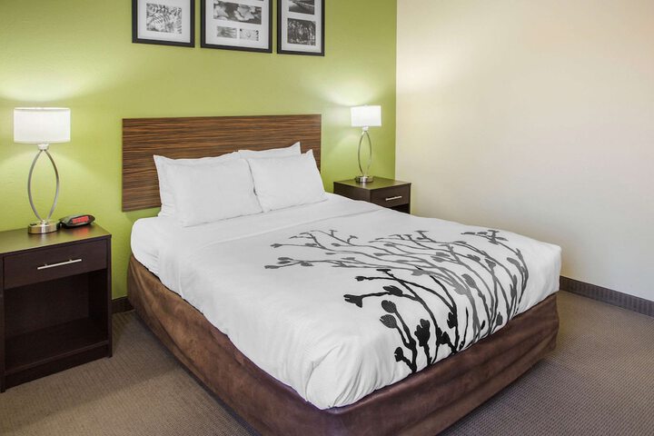1 Queen Bed (1 of 21)