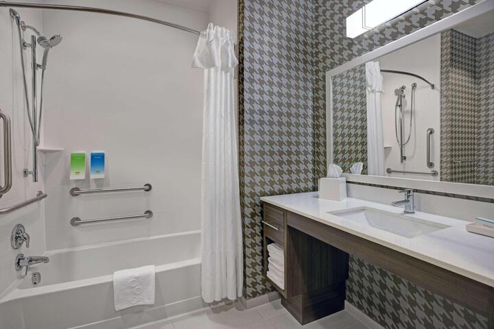 2 Queen Hearing Accessible Studio Suite (9 of 17)