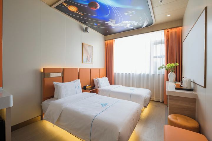Room 8 of 30