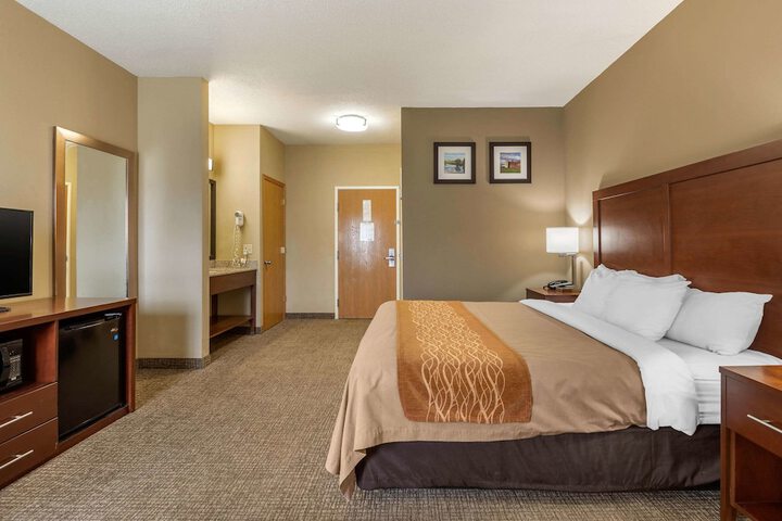 1 King Bed (7 of 9)