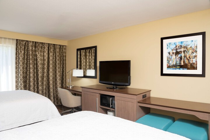 2 Queen Beds (7 of 12)