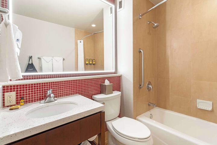 1 King Bed Exterior Accessible Microwave and Refrigerator Full Breakfast (1 of 10)