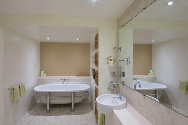 Room 34 of 47