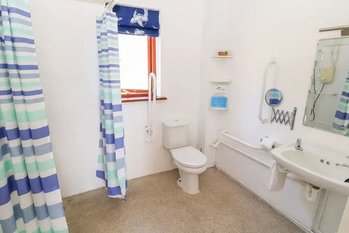 Room 6 of 9