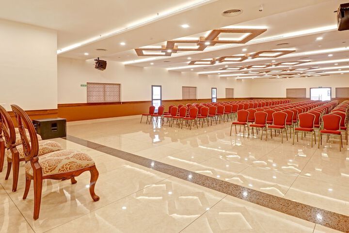 Ballroom/Hall 30 of 36