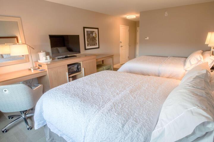 2 Queen Beds (4 of 12)