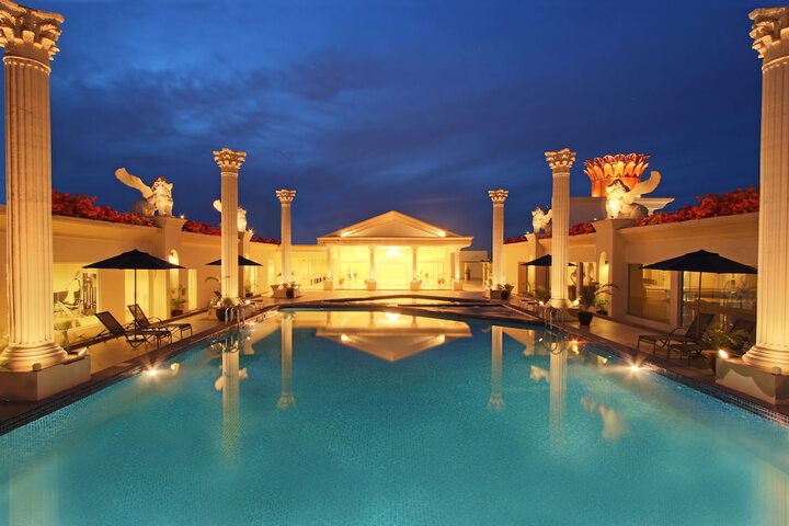 Hotel with Pool