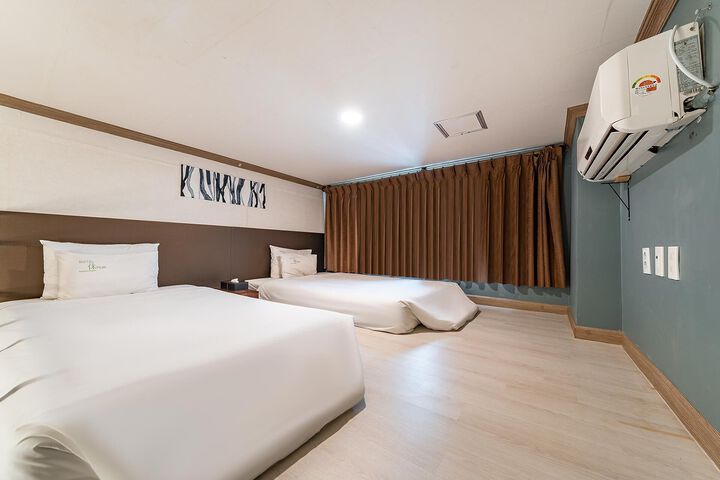 Room 70 of 77