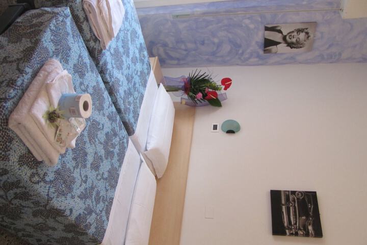 Room 11 of 30