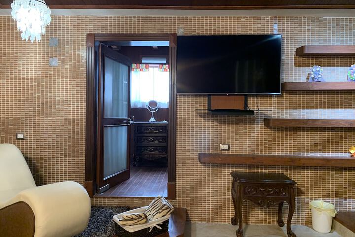 Room 52 of 230