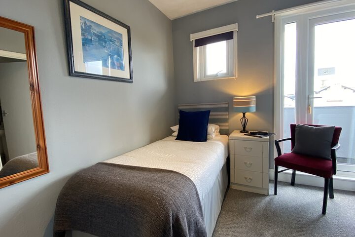 Room 13 of 90