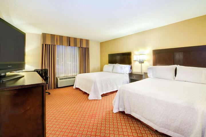 2 Queen Beds (1 of 10)