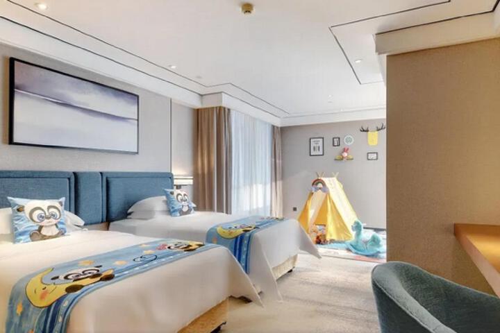 Room 7 of 12