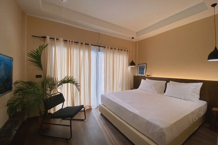 Room 8 of 94
