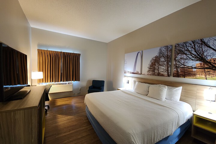 1 King Bed (8 of 9)