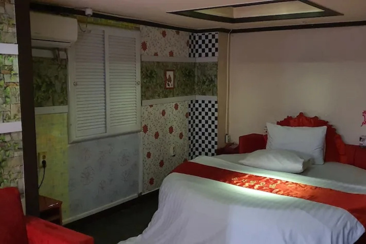 Room 2 of 8
