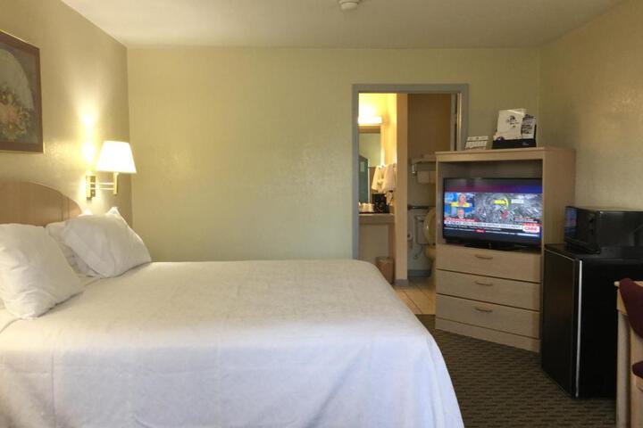 1 King Bed Accessible (10 of 12)