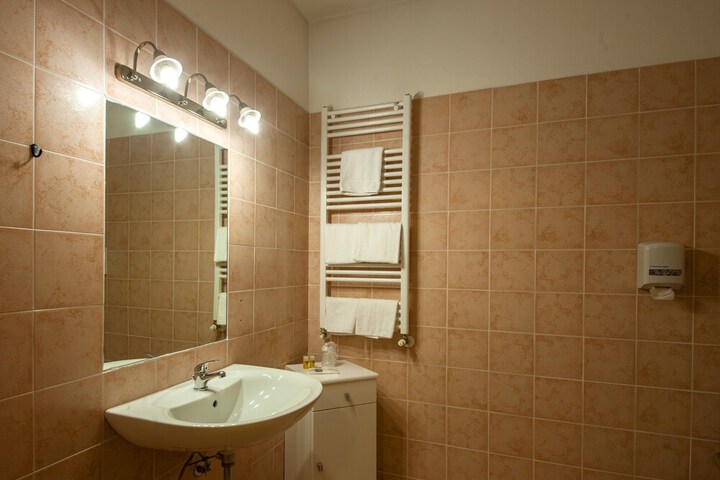 Room 27 of 40