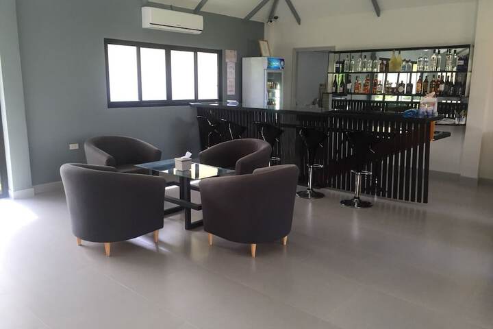 Lounge 31 of 36