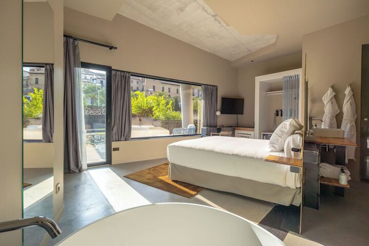 Room 11 of 100
