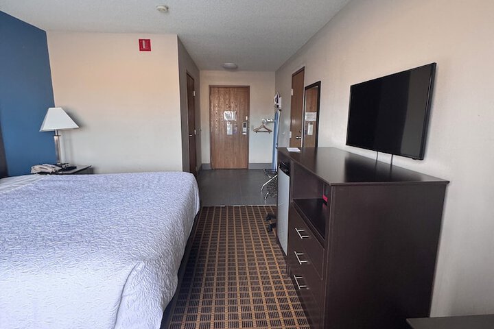 1 King Bed (3 of 12)