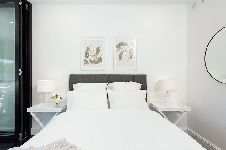 Room 4 of 9