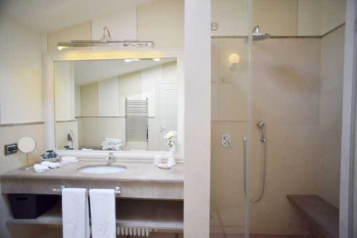 Room 164 of 216