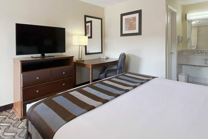 1 King Bed (5 of 16)