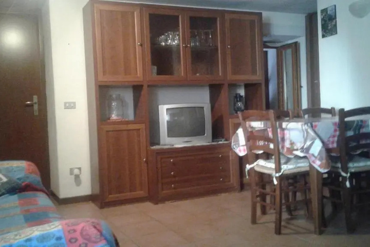 Room 5 of 9