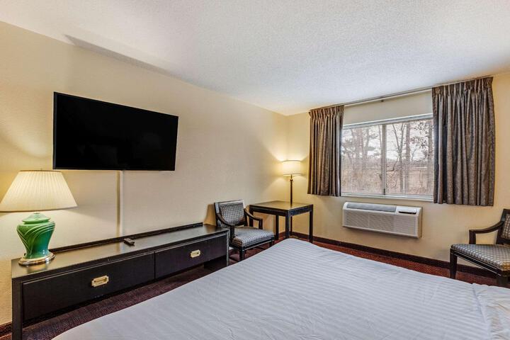 1 King Bed (9 of 10)