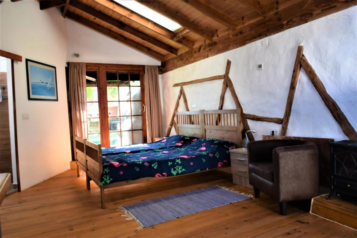 Room 4 of 16