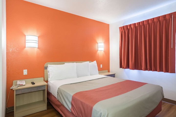 1 King Bed (4 of 7)