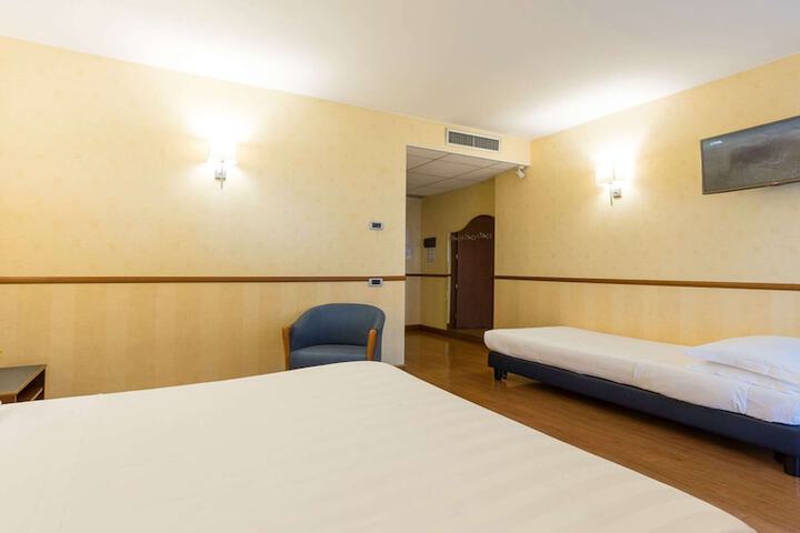 Room 16 of 80