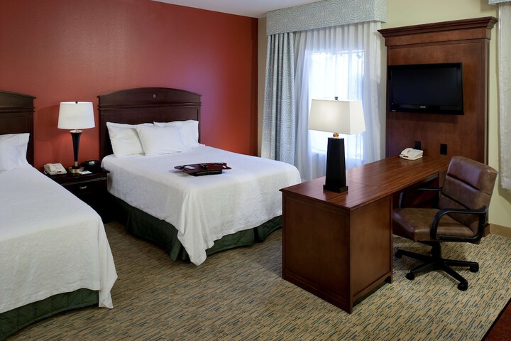 2 Queen Beds (17 of 24)