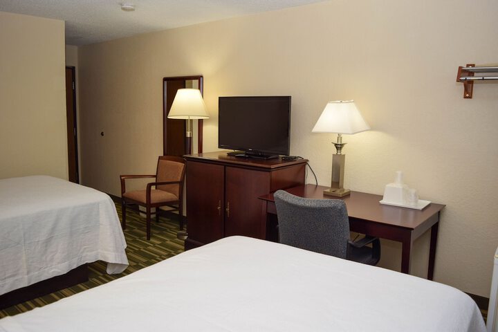 2 Double Beds (3 of 6)
