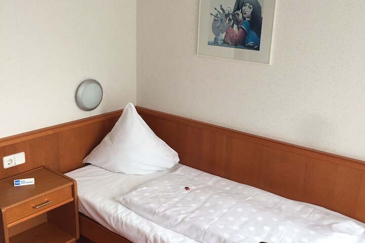 Room 7 of 77