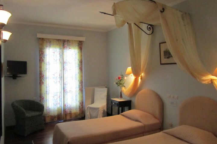Room 4 of 32