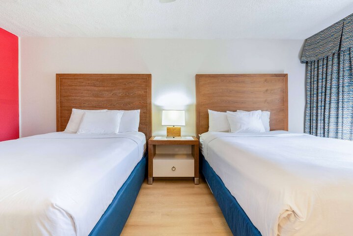 2 Queen Beds (2 of 33)